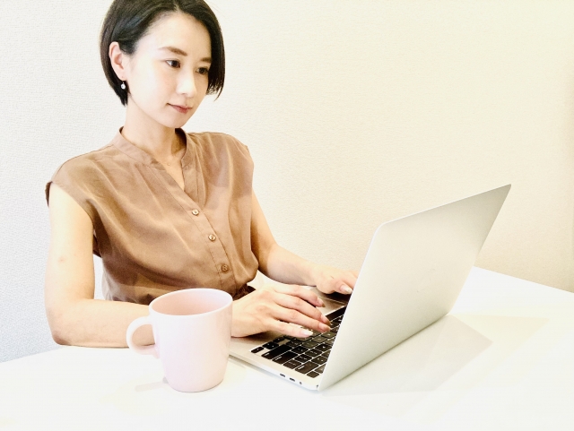 パソコンを使用する女性