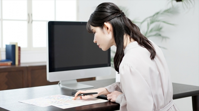 デスクで仕事をする女性