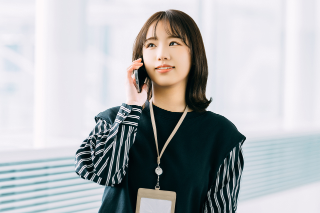 電話する女性
