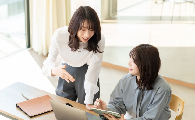 仕事をする女性