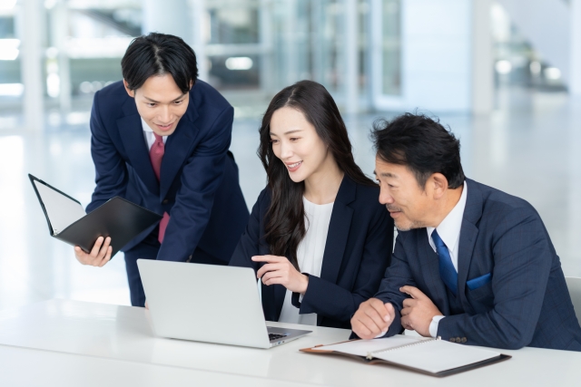 オフィスで会議をする人