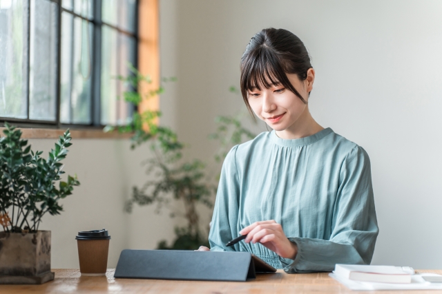 テレワークをする女性