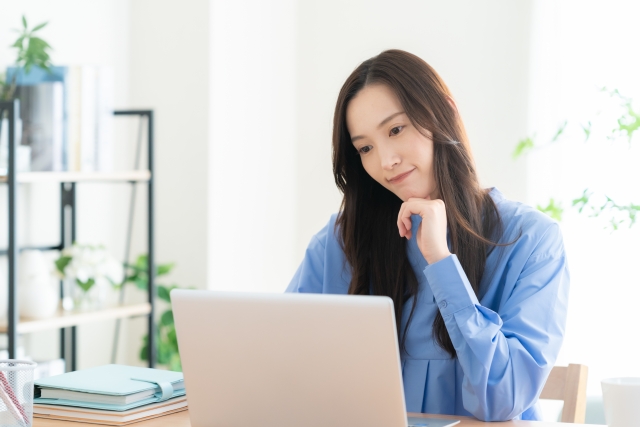 テレワークをする女性
