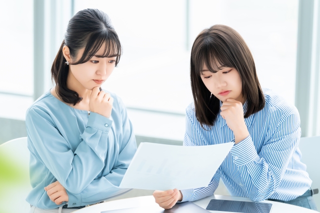 考える女性達
