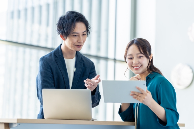 仕事をする男女