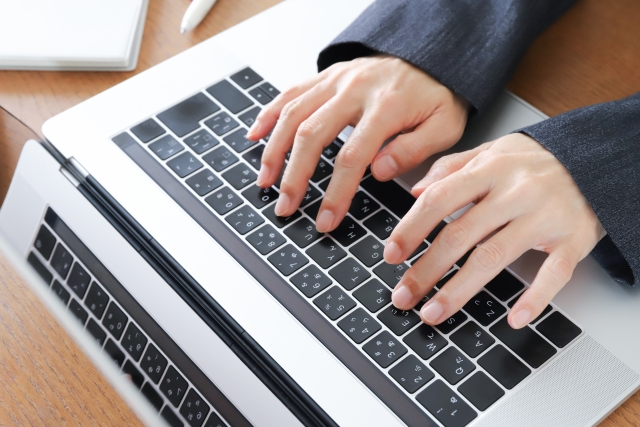 パソコンを打っている手